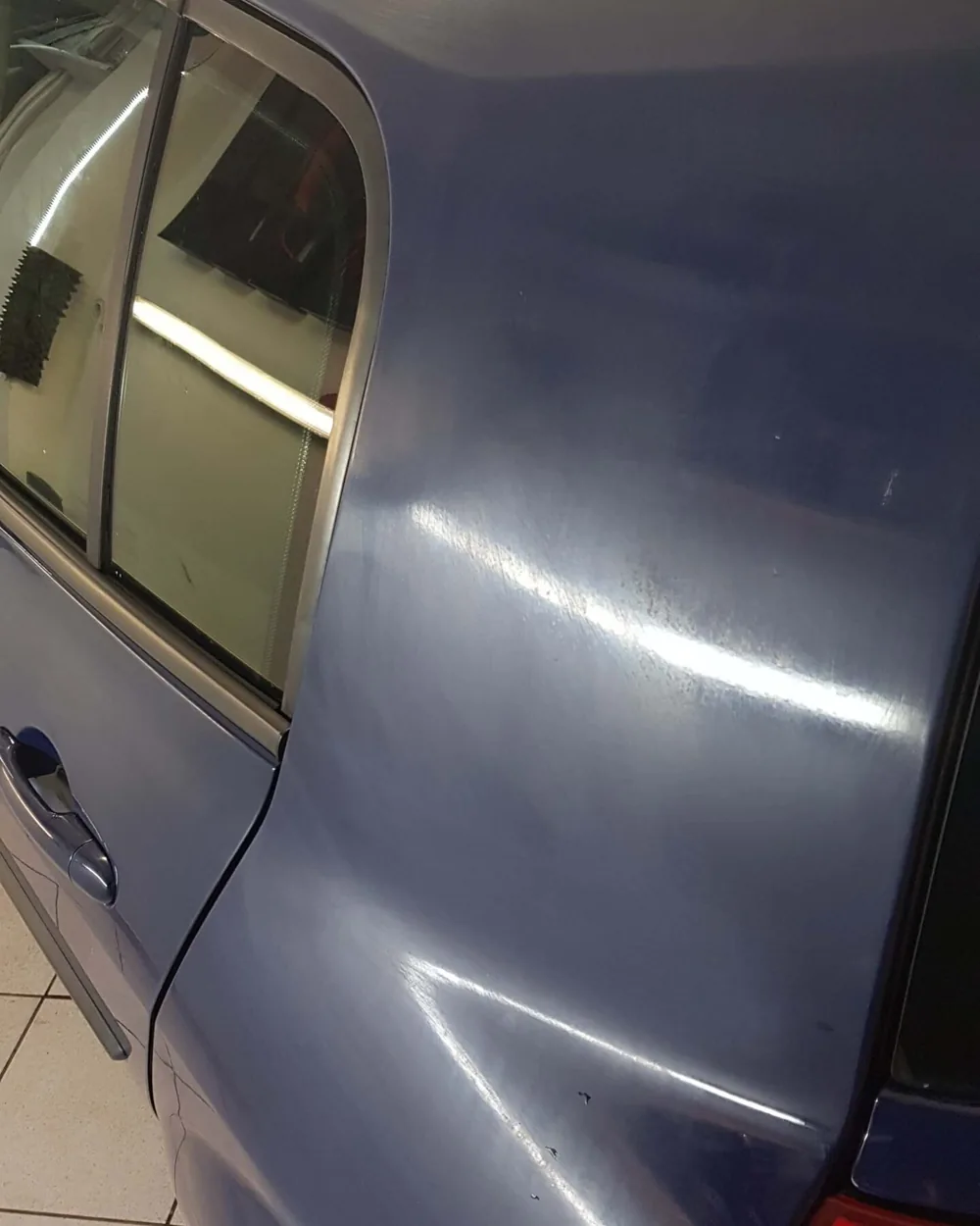 Primerjava laka vozila pred in po poliranju, pred obdelavo