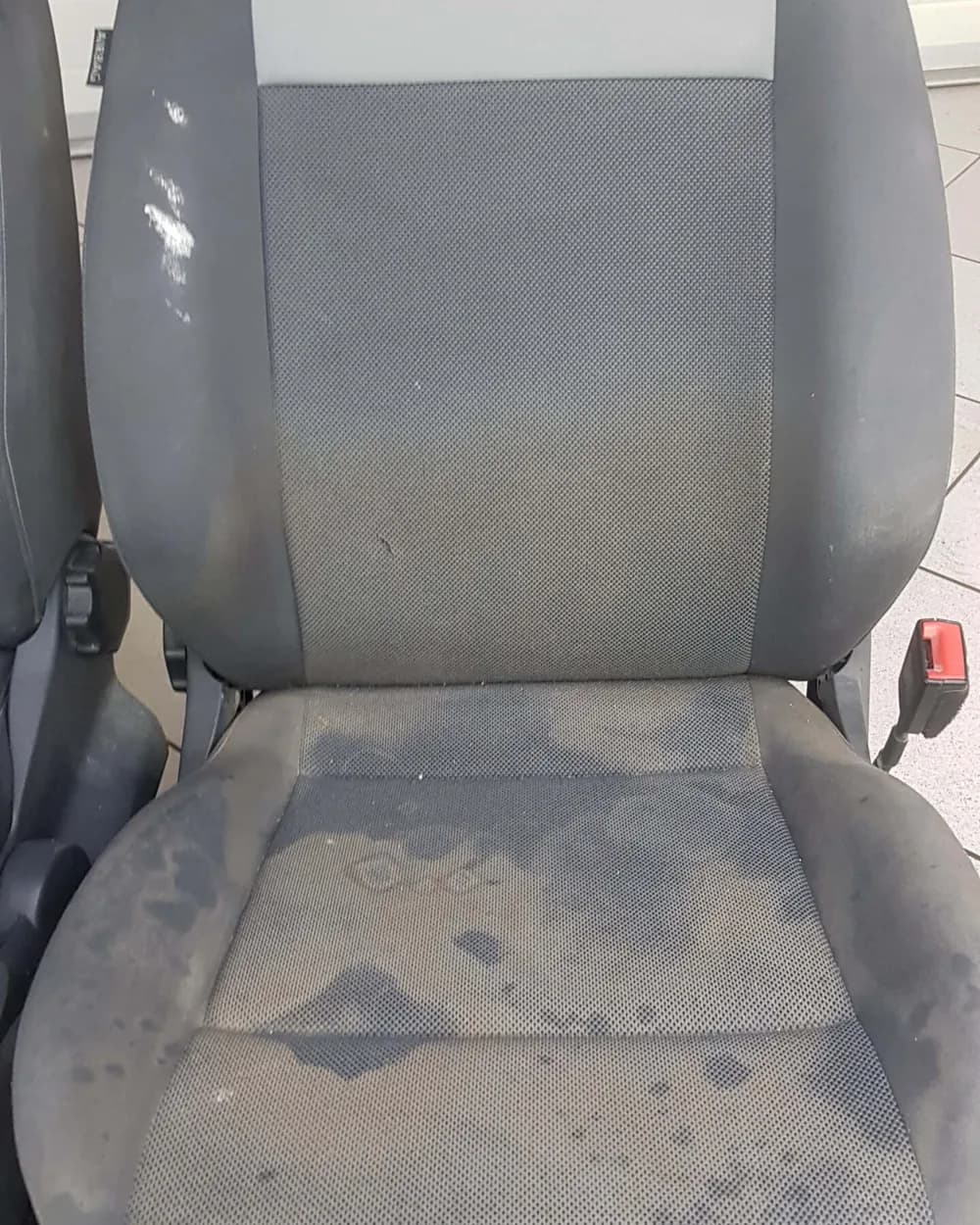 Avtomobilski sedež pred in po globinskem čiščenju, pred obdelavo